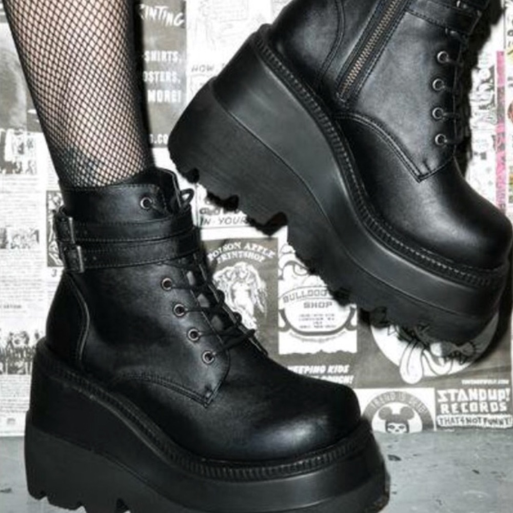 demonia technopagen platform boots 7